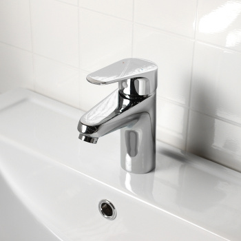 Смеситель для умывальника Potato P1009, короткий излив, рычажный